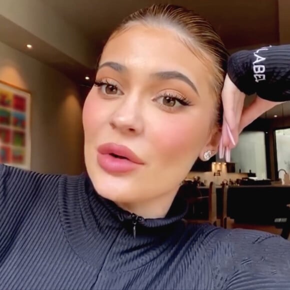 Kylie Jenner - La famille Kardashian discute en FaceTime sur le tournage de leur émission Keeping Up With The Kardashians pendant l'épidémie de coronavirus (COVID-19) à Los Angeles. Les Kardashian annoncent qu'une personne proche de la famille serait testé positive au Covid19... Le 1er mai 2020