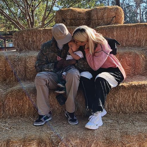 Travis Scott et Kylie Jenner avec leur fille Stormi. Photo publiée sur Instagram le 24 octobre 2018.