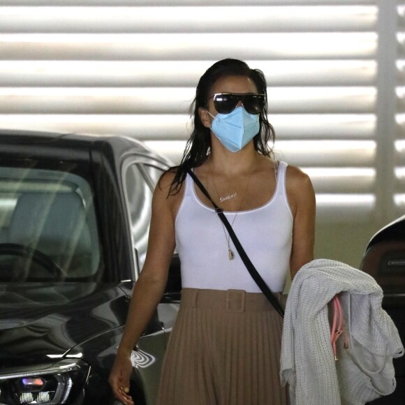 Exclusif - Eva Longoria arrive à un rendez-vous à Los Angeles le 26 mai 2020.