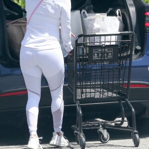 Exclusif - Eva Longoria, équipée d'un masque, fait des provisions avant le "Memorial Day" à Los Angeles, le 24 mai 2020.