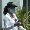 Exclusif - Eva Longoria, équipée d'un masque, fait des provisions avant le "Memorial Day" à Los Angeles, le 24 mai 2020.