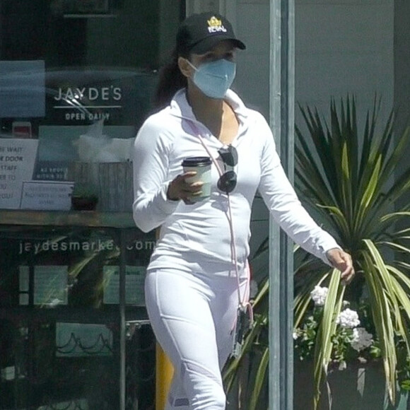 Exclusif - Eva Longoria, équipée d'un masque, fait des provisions avant le "Memorial Day" à Los Angeles, le 24 mai 2020.