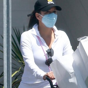 Exclusif - Eva Longoria, équipée d'un masque, fait des provisions avant le "Memorial Day" à Los Angeles, le 24 mai 2020.