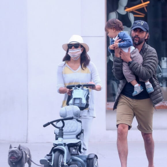 Exclusif - Eva Longoria, équipée d'un masque, se promène avec son mari José et leur fils Santiago à Beverly Hills, le jour de la fête des mères, le 10 mai 2020.