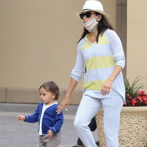 Exclusif - Eva Longoria, équipée d'un masque, se promène avec son mari José et leur fils Santiago à Beverly Hills, le jour de la fête des mères, le 10 mai 2020.