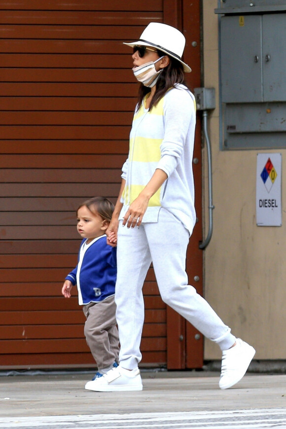 Exclusif - Eva Longoria, équipée d'un masque, se promène avec son mari José et leur fils Santiago à Beverly Hills, le jour de la fête des mères, le 10 mai 2020.