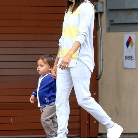 Exclusif - Eva Longoria, équipée d'un masque, se promène avec son mari José et leur fils Santiago à Beverly Hills, le jour de la fête des mères, le 10 mai 2020.