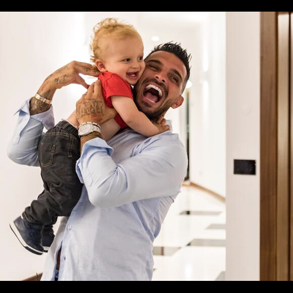 Julien Tanti avec son fils Tiago et sa femme Manon Marsault, le 6 novembre 2019