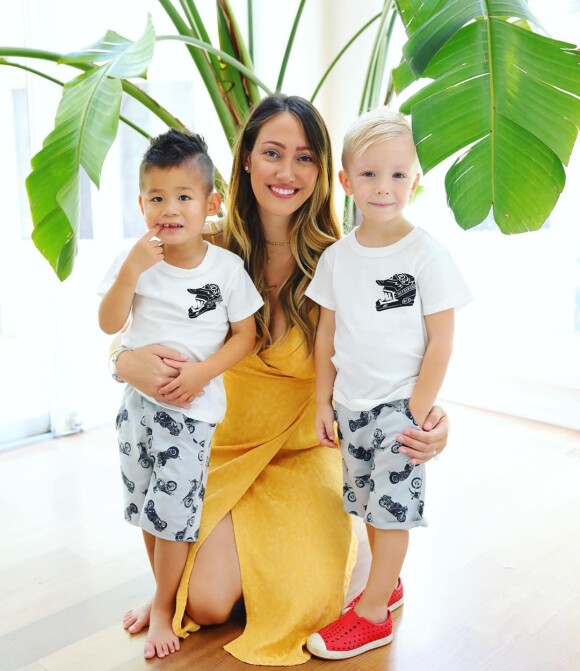 Myka Stauffer et son époux James ont annoncé avoir "trouvé une nouvelle famille", pour le petit Huxley, adopté il y a presque trois ans, le 27 mai 2020. Sur Instagram, cette youtubeuse partageait le quotidien de ses enfants et de son fils adopté, atteint d'autisme.