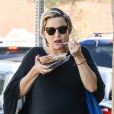 Exclusif - Kate Hudson très enceinte et son compagnon Danny Fujikawa se baladent en mangeant des fruits dans les rues de Brentwood, le 14 septembre 2018.