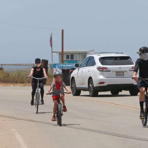 Exclusif - Reese Witherspoon et son mari Jim Toth, munis de masques de protection contre le coronavirus (Covid-19), se promènent à vélo avec leur fils de 7 ans, Tennessee, en bord de mer. Malibu, le 31 mai 2020.