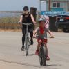 Exclusif - Reese Witherspoon et son mari Jim Toth, munis de masques de protection contre le coronavirus (Covid-19), se promènent à vélo avec leur fils de 7 ans, Tennessee, en bord de mer. Malibu, le 31 mai 2020.