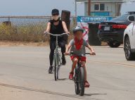 Reese Witherspoon : À vélo près de la plage avec son mari et leur fils Tennessee