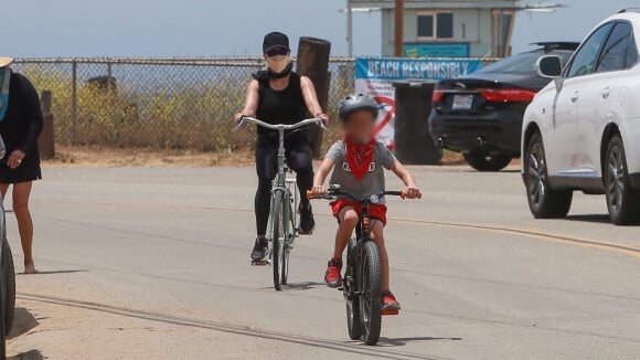 Reese Witherspoon : À vélo près de la plage avec son mari et leur fils Tennessee