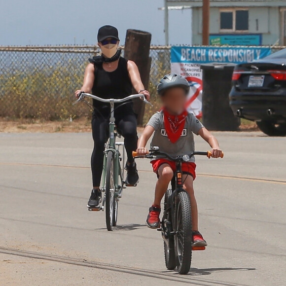 Exclusif - Reese Witherspoon et son mari Jim Toth, munis de masques de protection contre le coronavirus (Covid-19), se promènent à vélo avec leur fils de 7 ans, Tennessee, en bord de mer. Malibu, le 31 mai 2020.