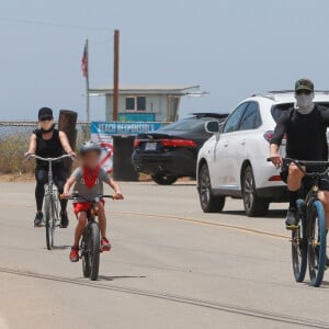 Exclusif - Reese Witherspoon et son mari Jim Toth, munis de masques de protection contre le coronavirus (Covid-19), se promènent à vélo avec leur fils de 7 ans, Tennessee, en bord de mer. Malibu, le 31 mai 2020.