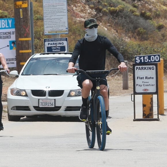 Exclusif - Reese Witherspoon et son mari Jim Toth, munis de masques de protection contre le coronavirus (Covid-19), se promènent à vélo avec leur fils de 7 ans, Tennessee, en bord de mer. Malibu, le 31 mai 2020.