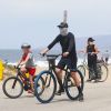 Exclusif - Reese Witherspoon et son mari Jim Toth, munis de masques de protection contre le coronavirus (Covid-19), se promènent à vélo avec leur fils de 7 ans, Tennessee, en bord de mer. Malibu, le 31 mai 2020.