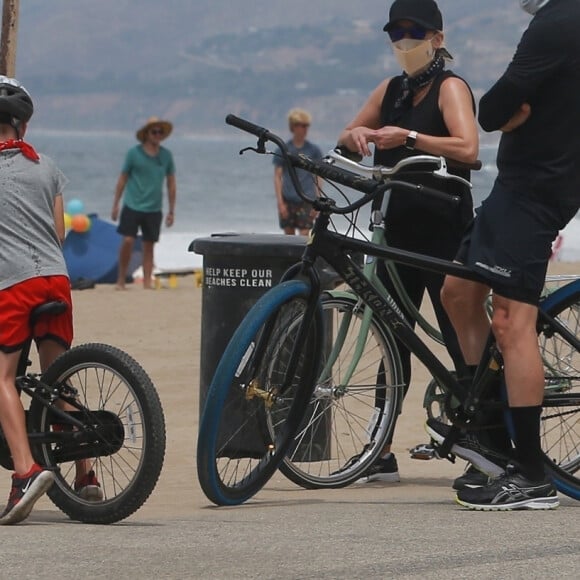 Exclusif - Reese Witherspoon et son mari Jim Toth, munis de masques de protection contre le coronavirus (Covid-19), se promènent à vélo avec leur fils de 7 ans, Tennessee, en bord de mer. Malibu, le 31 mai 2020.