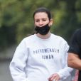 Exclusif - Lea Michele, enceinte et son mari Zandy Reich, tous deux équipés de masques de protection, se promènent pendant l'épidémie de coronavirus (Covid-19) à Los Angeles, le 13 mai 2020