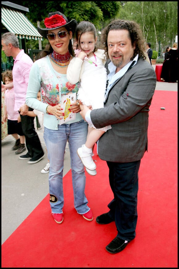 Hermine de Clermont-Tonnerre et son mari Alastair Cuddeford avec leur fille Allegra .24/06/2008