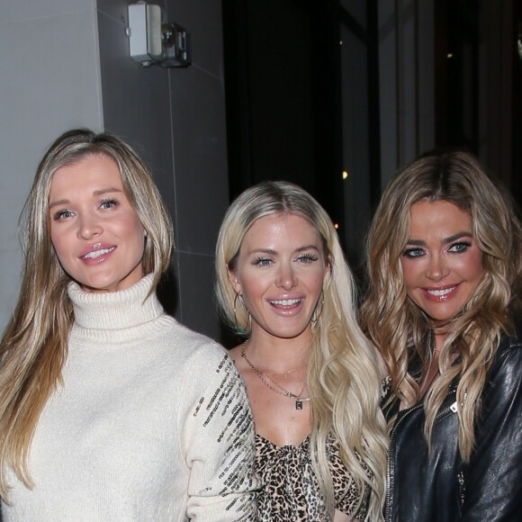 Denise Richards et Joanna Krupa quittent le restaurant "Catch" avec des amies à Los Angeles, le 15 janvier 2020.