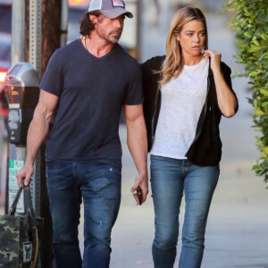 Exclusif - Denise Richards et son mari Aaron Phypers s'embrassent dans la rue en allant dîner au restaurant "Giorgio Baldi" à Santa Monica, le 16 octobre 2019.