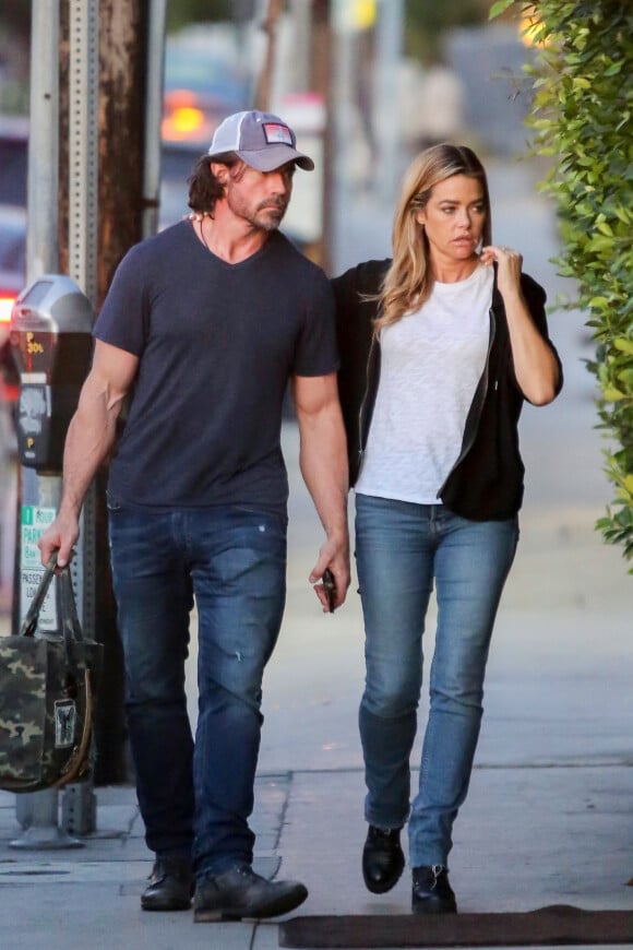Exclusif - Denise Richards et son mari Aaron Phypers s'embrassent dans la rue en allant dîner au restaurant "Giorgio Baldi" à Santa Monica, le 16 octobre 2019.