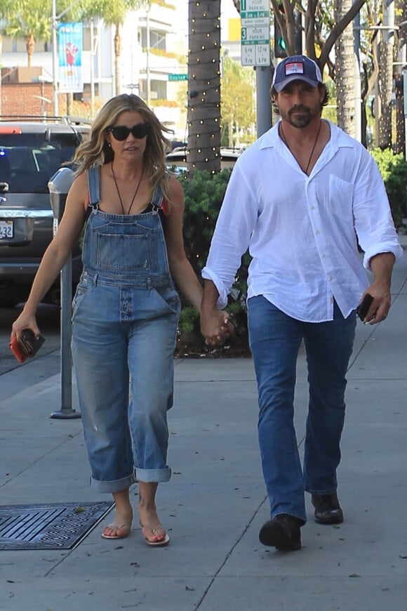 Denise Richards et son mari Aaron Phypers se baladent main dans la main dans le quartier de Beverly Hills à Los Angeles, le 13 août 2019.
