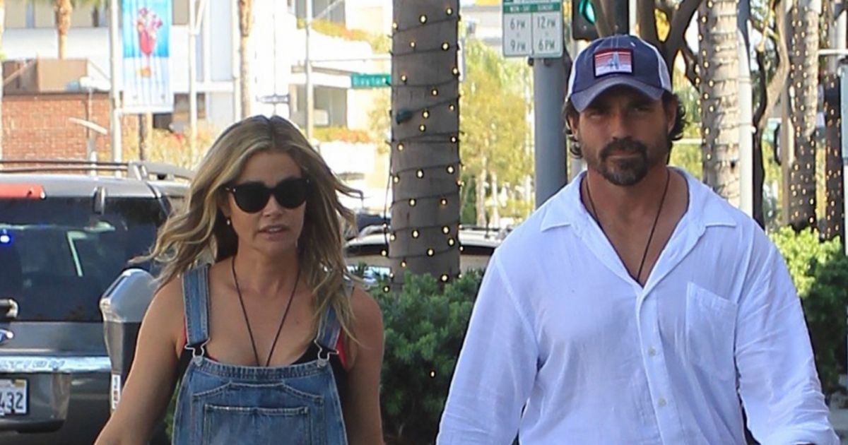 Denise Richards et son mari  Aaron Phypers se baladent main 