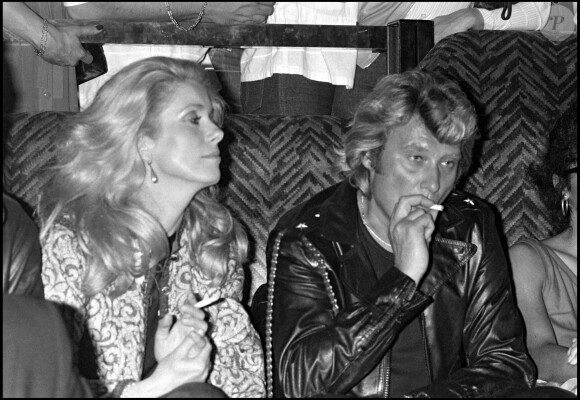 Johnny Hallyday fête ses 37 ans au "Martin's", à Paris, avec Catherine Deneuve le 17 juin 1980.