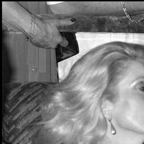 Johnny Hallyday fête ses 37 ans au "Martin's", à Paris, avec Catherine Deneuve le 17 juin 1980.