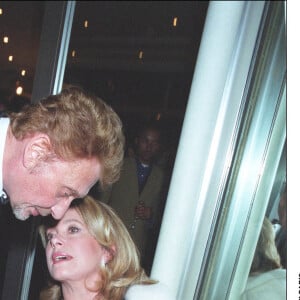 Johnny Hallyday et Catherine Deneuve lors de la soirée Children of Africa à Paris le 21 octobre 1999.