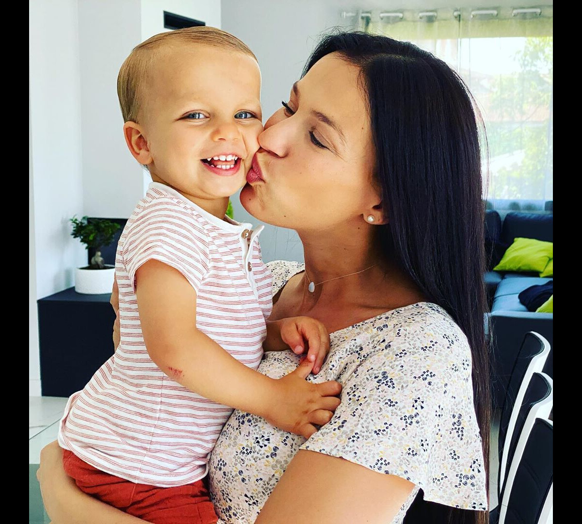 Photo : Julie Ricci, tendre moment avec son fils Gianni, mai 2020 -  Purepeople