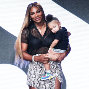 Serena Williams et sa fille Alexis Olympia Ohanian lors du défilé prêt-à-porter Serena Williams Printemps/Eté 2020 à la Fashion Week de New York le 10 septembre 2019.