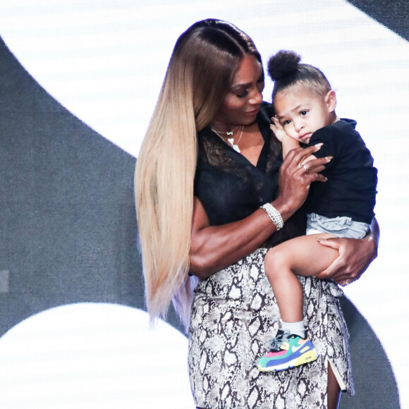 Serena Williams et sa fille Alexis Olympia Ohanian lors du défilé prêt-à-porter Serena Williams Printemps/Eté 2020 à la Fashion Week de New York le 10 septembre 2019.