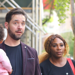 Serena Williams, son mari Alexis Ohanian et leur fille Alexis Olympia lors d'une promenade dans New York, le 7 mai 2019.