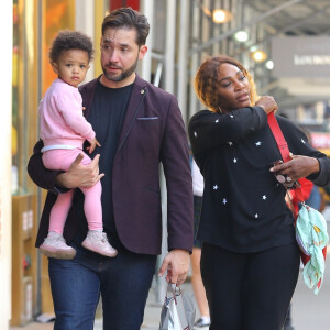 Serena Williams, son mari Alexis Ohanian et leur fille Alexis Olympia lors d'une promenade dans New York, le 7 mai 2019.