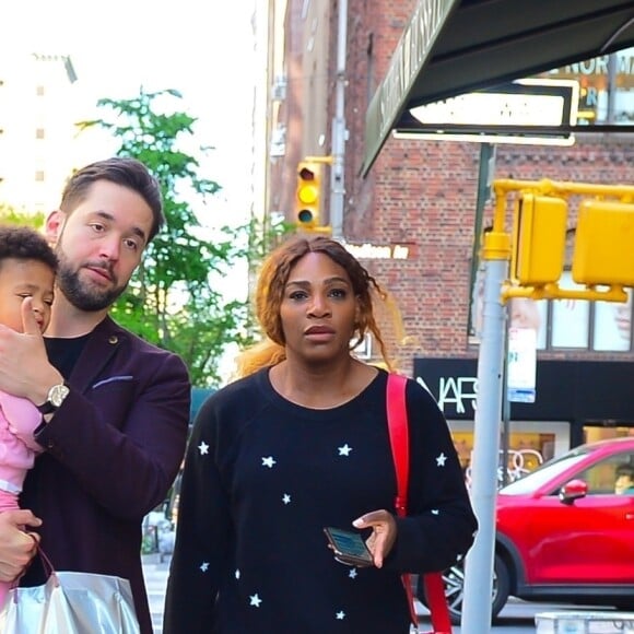 Serena Williams, son mari Alexis Ohanian et leur fille Alexis Olympia lors d'une promenade dans New York, le 7 mai 2019.