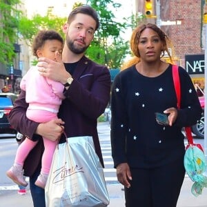 Serena Williams, son mari Alexis Ohanian et leur fille Alexis Olympia lors d'une promenade dans New York, le 7 mai 2019.