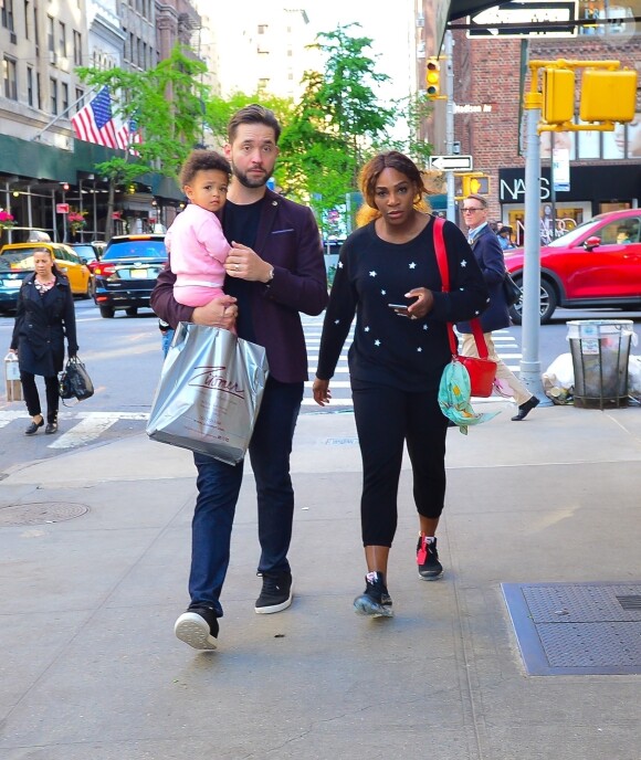 Serena Williams, son mari Alexis Ohanian et leur fille Alexis Olympia lors d'une promenade dans New York, le 7 mai 2019.