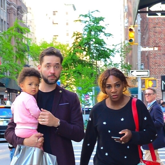 Serena Williams, son mari Alexis Ohanian et leur fille Alexis Olympia lors d'une promenade dans New York, le 7 mai 2019.