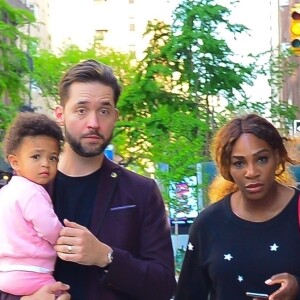 Serena Williams, son mari Alexis Ohanian et leur fille Alexis Olympia lors d'une promenade dans New York, le 7 mai 2019.