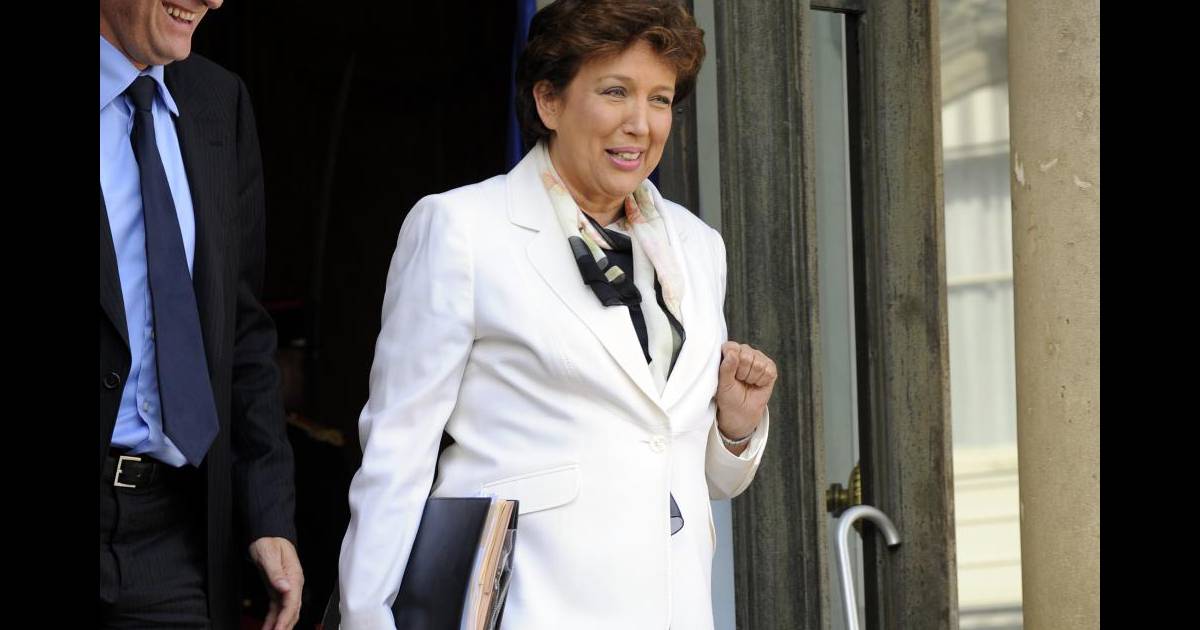 Roselyne Bachelot : ses fameuses croc's roses... vendues ...