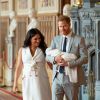Le prince Harry et Meghan Markle, duc et duchesse de Sussex, présentent leur fils Archie dans le hall St George au château de Windsor le 8 mai 2019.