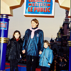 Archives - Daniela Lumbroso et ses filles à la première de "Chérie, j'ai rétréci le public" à Disneyland. Le 28 mars 1999.