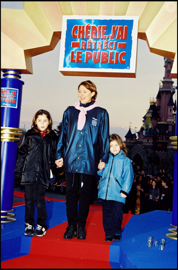 Archives - Daniela Lumbroso et ses filles à la première de "Chérie, j'ai rétréci le public" à Disneyland. Le 28 mars 1999.
