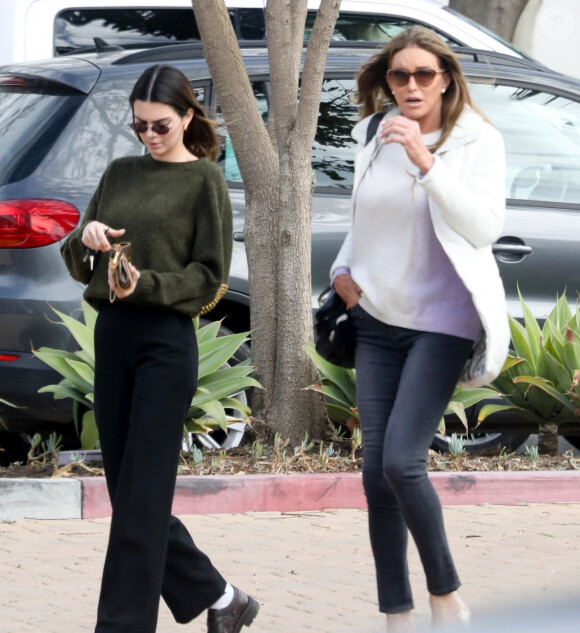 Exclusif - Kendall Jenner est allée déjeuner avec son père Caitlyn Jenner dans le quartier de Malibu à Los Angeles, le 1er mars 2020