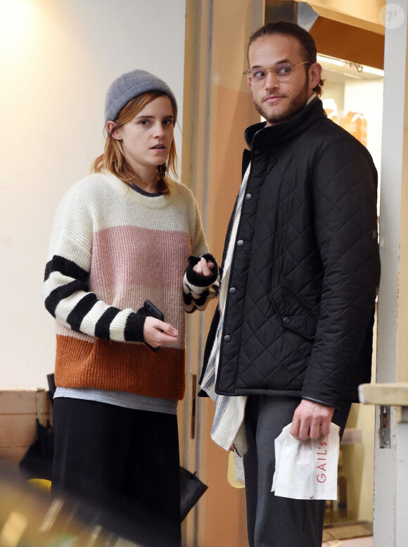 Exclusif - Emma Watson embrasse passionnément un mystérieux inconnu dans les rues de Londres. Le couple est allé acheter des friandises chez Gail Bakery avant de repartir ensemble en voiture. Le 24 octobre 2019.