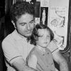 Archives - Guy Béart et sa fille Emmanuelle enfant à Saint-Tropez. 1967.